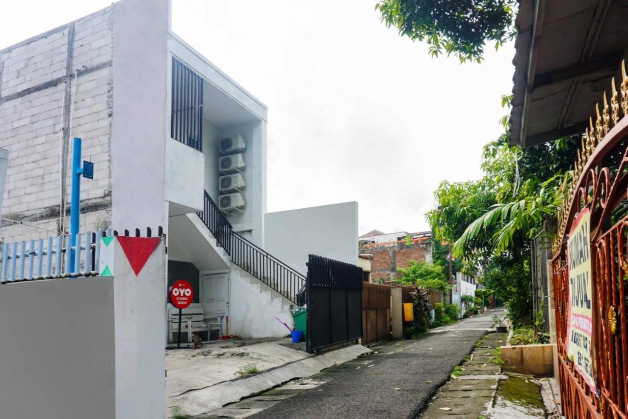 Hotel Super Oyo 91074 Stariez Senen Syariah Yakarta Exterior foto